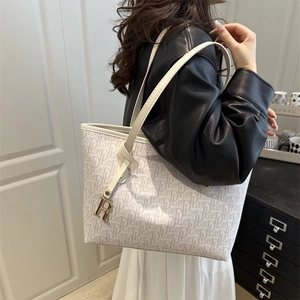 Sac fourre-tout blanc élégant à monogramme avec pendentif doré pour femmes branchées
