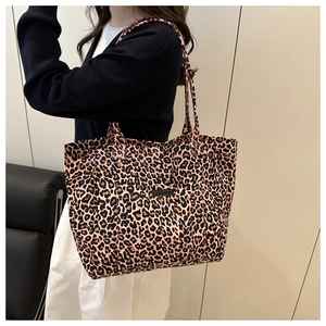 Detail der Totebag mit Leopardenmuster in Rosa mit Doppelriemen am Model
