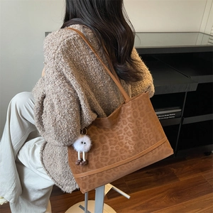 Borsa tote leopardata alla moda da donna con ciondolo in peluche e grande capacità