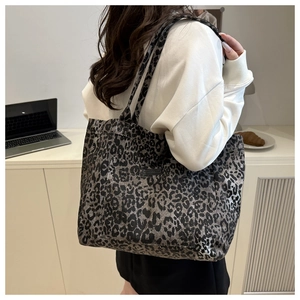 Leopard-Print Canvas Tote Bag beim Tragen an der Schulter in moderner Heimbüro-Szene