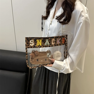 Bolso transparente de PVC con bordes de leopardo y bordado SNACKS en relieve 3D