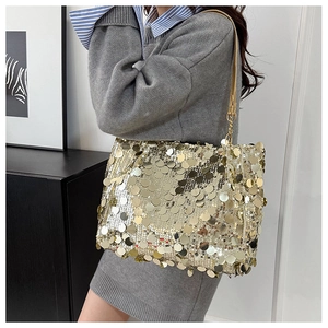 Détail du sac bandoulière à paillettes dorées avec chaîne pour tenues de soirée