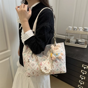 Textured tote bag with cartoon bear prints, pearl chain and plush bear charm for autumn