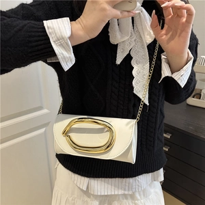Sac à bandoulière blanc élégant avec boucle dorée massive et chaîne en métal
