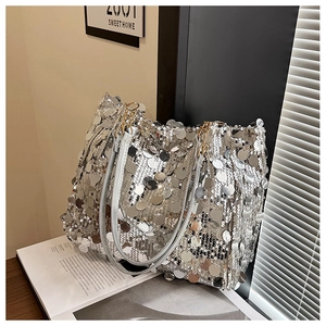Détail du sac cabas à paillettes argentées avec grands disques et chaîne dorée élégante
