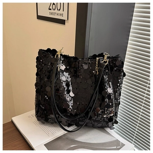 Détail du sac cabas à paillettes noires avec chaînes dorées et finition brillante