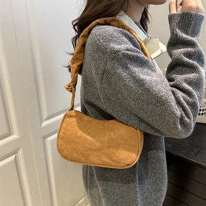 Sac à bandoulière demi-lune en velours côtelé marron avec large bandoulière