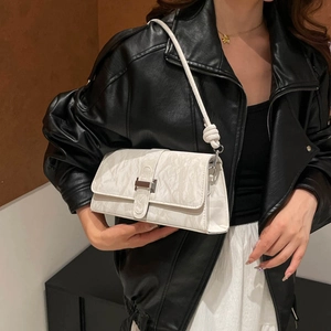 Sac baguette blanc minimaliste français avec texture plissée et détail de nœud