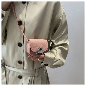 Mini sac selle en cuir grainé rose avec boucle en métal argenté en forme de cœur