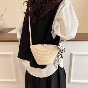 Sac seau tissé beige chic avec fermoir perle et foulard à pois pour femmes élégantes