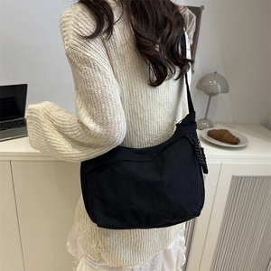 Sac bandoulière en velours côtelé noir en forme de lune avec pendentif tissé élégant