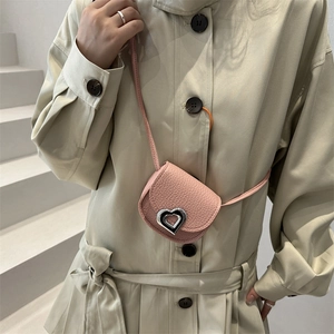 Sac bandoulière rose en forme de cœur avec boucle métallique argentée et cuir grainé