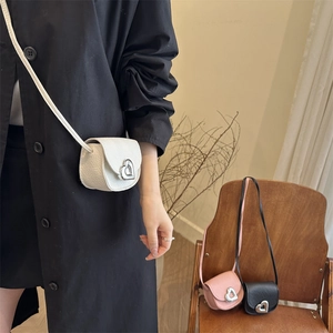 Mini sac bandoulière boucle cœur texture litchi styles blanc rose et noir