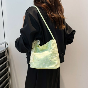 Sac bandoulière en toile à carreaux verts avec broderie marguerite et bordure en dentelle