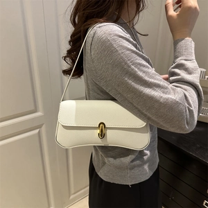 White baguette shoulder bag in lychee pattern leather with a gold metal lock closure