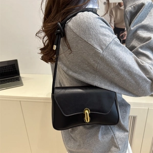Sac à bandoulière en cuir noir minimaliste avec fermoir doré et bandoulière nouée