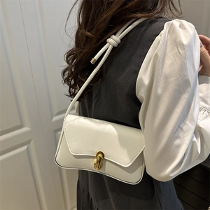 Sac baguette minimaliste en cuir blanc avec fermoir tournant doré et bandoulière nouée