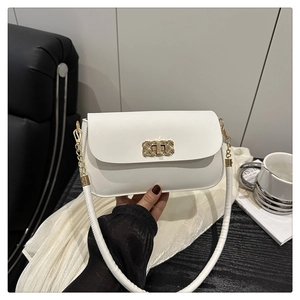Vue détaillée du sac carré en cuir blanc avec un fermoir en métal tressé doré
