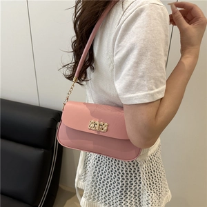 Sac à bandoulière minimaliste rose en similicuir avec une boucle en métal doré chic