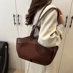Dunkelbraune Shopper-Tasche aus Leder und Wildleder mit weißen Kontrastnähten für Damen