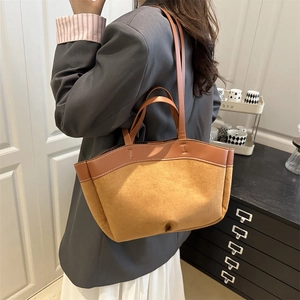 Schicke Filz und Leder Patchwork Tragetasche für Damen in einer Indoor Lifestyle Umgebung