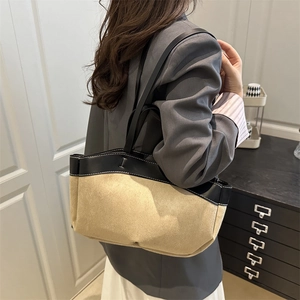 Minimalistische Herbst-Shopper-Tasche mit hellbraunem Stoff und schwarzen Lederdetails