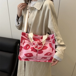 Elegante borsa tote rosa mimetica da donna con tasche esterne e tracolla regolabile
