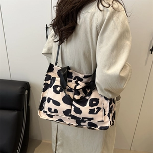 Borsa tote leopardata alla moda da donna con doppi manici neri in stile autunno 2025