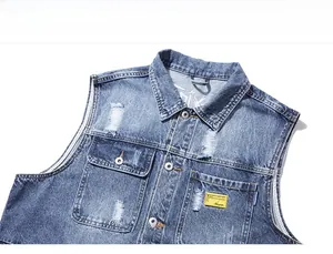Détails de veste en jean bleu vintage avec broderie lourde et boutons en métal