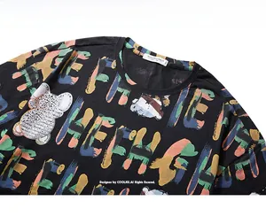 Détail d'un t-shirt en coton noir avec lettrage graffiti coloré et imprimé ours dessin