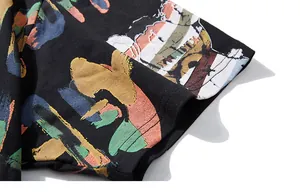 Détail d'une manche de T-shirt noir en coton avec imprimé graffiti et texture tricot