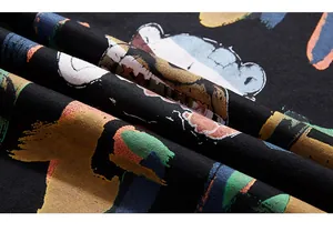 Vue macro détaillée du tissu en coton noir avec impression de graffiti d'ours coloré