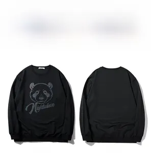 Détail de l'imprimé panda réfléchissant laser et texte Nightwave sur sweat noir