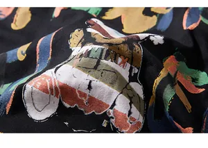 Gros plan détaillé de l'imprimé ours rétro coloré sur le tissu en coton du t-shirt noir