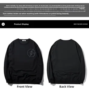 Détail d'un sweat noir à col rond avec logo éclair circulaire et lettrage imprimé à l'avant