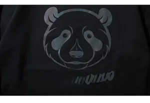 Gros plan de l'imprimé panda holographique avec texte Nightwave sur sweat noir