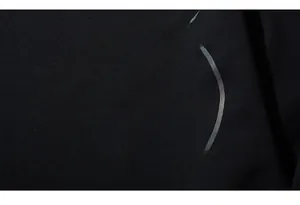 Gros plan sur l'imprimé graphique éclair réfléchissant sur tissu noir de sweat