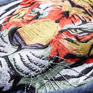 Gilet en jean pour hommes avec broderie tête de tigre haute densité et travail soigné