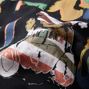 Gros plan sur tissu en coton noir avec imprimé graphique rétro sur un t-shirt pour homme
