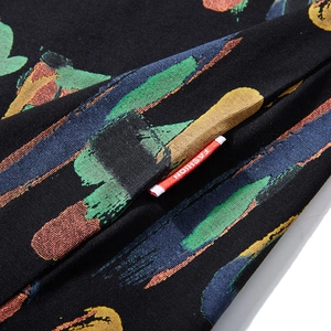 T-shirt homme grande taille noir avec imprimé abstrait coloré et étiquette mode