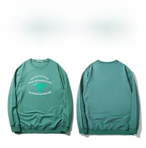 Detailansicht von Vorder- und Rückseite des waldgrünen Sweatshirts mit Abenteuer-Print