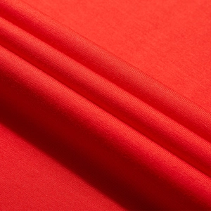Close-up van de rode modal gebreide stoftextuur van het losvallende heren zomer t-shirt