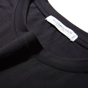 Detail van de zwarte T-shirt met ronde hals, dubbele stiksels en geweven 3XL-label