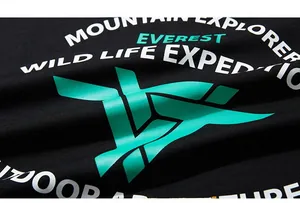 Nahaufnahme des Mountain Explorer Grafikdrucks auf schwarzem Baumwoll-Sweatshirt für Herren