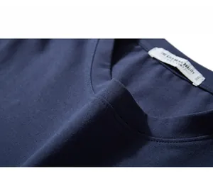 Détail du col rond t-shirt bleu marine avec étiquette de qualité supérieure et taille 2XL