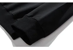Detailansicht der schwarzen Rippbündchen an einem locker sitzenden Oversize-Sweatshirt