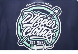 Détail d'un t-shirt bleu marine à manches longues avec imprimé vintage et design graphique