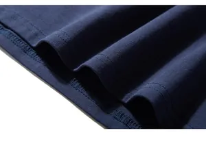 Gros plan détaillé du tricot bleu marine avec double couture et ourlet de qualité
