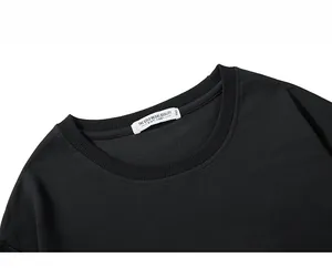 Détail du col ras du cou côtelé et de l'étiquette de taille 3XL sur ce sweat-shirt noir en coton