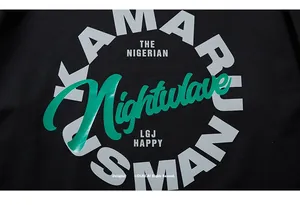Détail de l'impression graphique de haute qualité sur un sweat urbain noir oversize